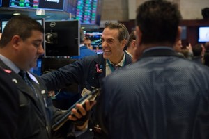 Cổ phiếu Tesla giúp phố Wall duy trì đà tăng